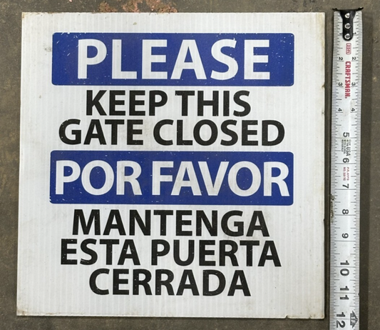 Please Keep This Gate Closed Por Favor Mantenga Esta Puerta Cerrada Si