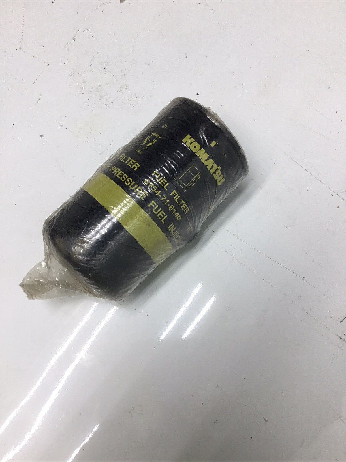 komatsu fuel filter. 6754-71-6140